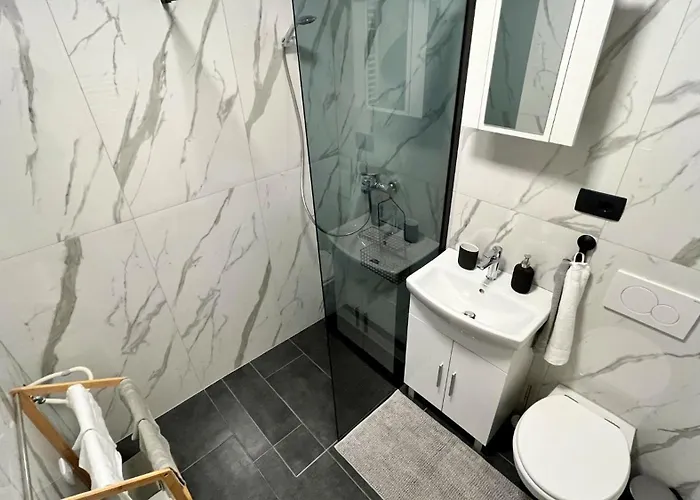 Mali Raj Apartma Menges